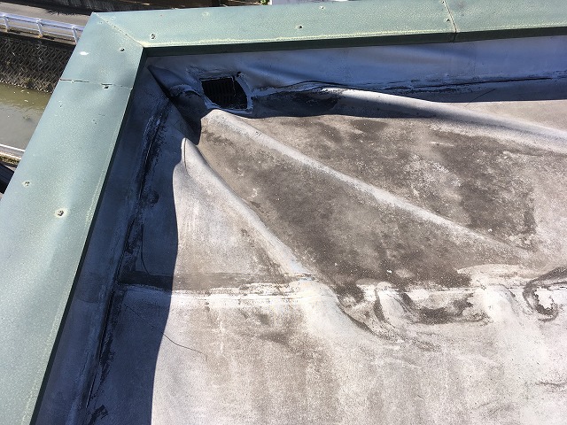 劣化した防水膜